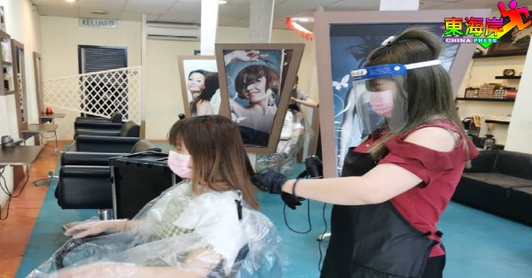 理发店获准开业及可经营至晚上10时，但只能提供剪发服务，其他服务则一律受禁。