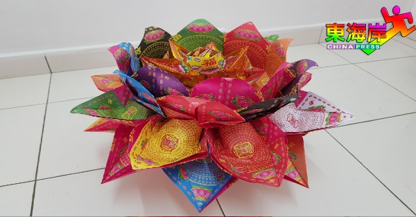 色彩缤纷纸质制作成的莲花宝取名为“添福添寿莲花宝”。