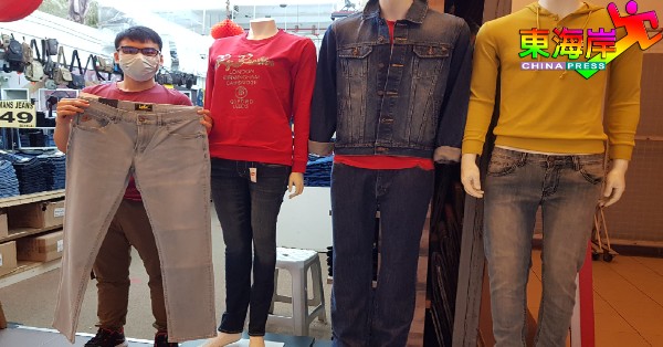 李健豪展示在服务界稳占一席牛仔裤，可随时搭配出个人潮流时尚。