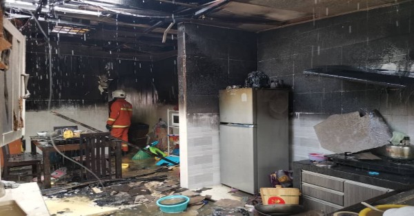其中一所单位厨房被大火烧及，屋主面对严重损失。