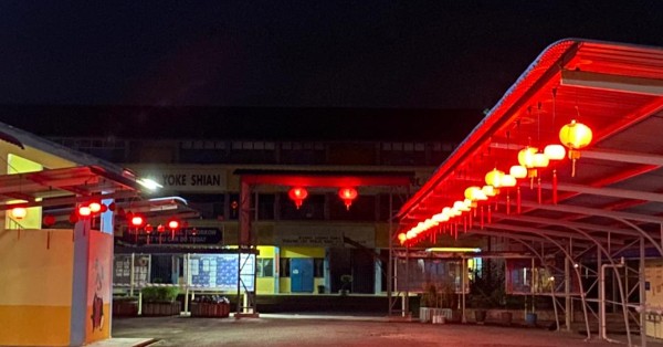 关丹育贤华小校园及停车场挂上红彤彤的灯笼，增添新春气息。