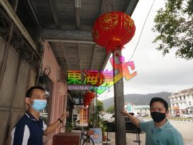 阿益布爹路街道商店   高挂红灯笼      年味浓