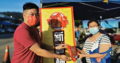 社区关爱服務中心春节送暖  早夜市送福袋給市民