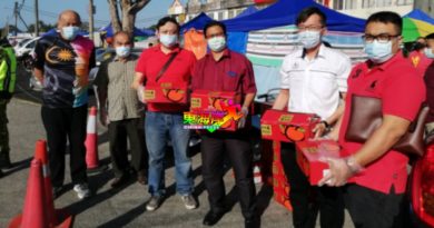 关丹2国家社区动力组织    向早市前线人员拜早年