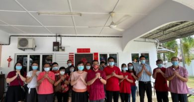 关丹阿益布爹志愿警卫局   前去士满慕区州议员家拜年捞生