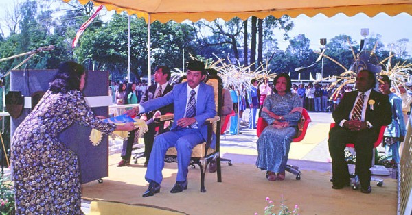 苏丹阿都拉（前排）42年前主持关丹县议会升格为市议会时，身穿蓝色系西装。（取自彭州政府面子书）