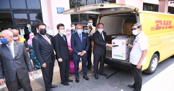 9360剂冠病疫苗顺利运抵关丹东姑安潘雅富珊中央医院后，旺罗斯迪（左5）率同沙烈胡丁等接领。