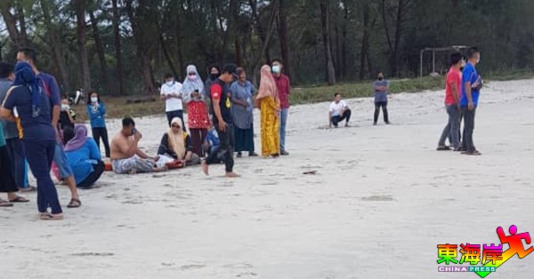 3名孩童结伴到海边戏水不幸没顶，其中2人尸体被寻获，证实溺毙。