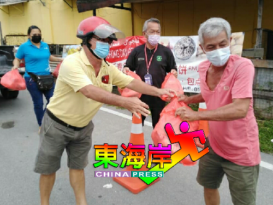 新村被封衍断粮危机  黄德赠物资助弱势村民