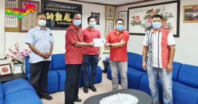 文冬团体和病人获大红包   何启文代表州政府移交