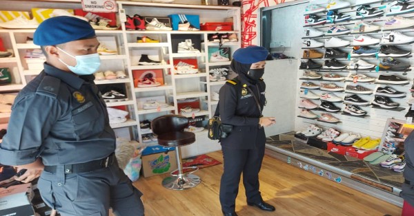 关丹一家鞋店涉嫌出售赝品而遭贸消局执法人员上门取缔。