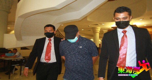 莫哈末利杜恩卡沙（中）否认涉贪罪后，由反贪会官员押离法庭。