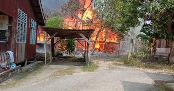 甘孟马来甘榜两间半砖屋无故起火，所幸未酿人命伤亡。