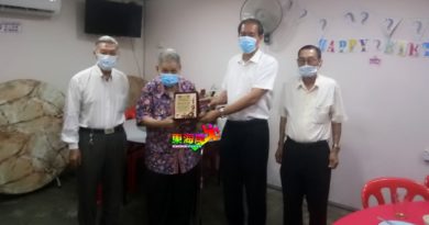 直凉华侨中学三机构设宴   欢送范兴祥   迎 张国顺
