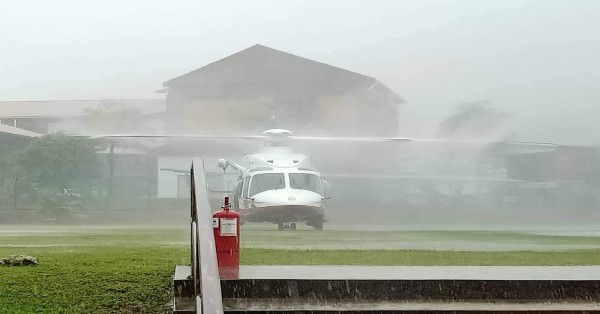 大马消拯局AW 189直升机冒雨载送医务人员及冠病筛检包往返关丹刁曼岛。