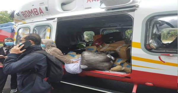 消拯局直升机除了护送医务人员往返刁曼岛，也载送检测必备物资。