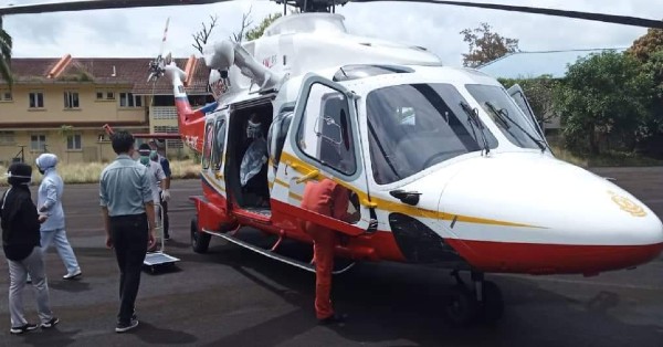 大马消拯局直升机机组人员及医务人员为起飞行程作准备。