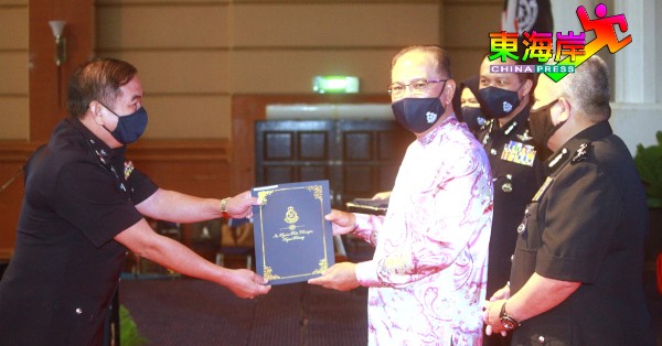 擢升武吉阿曼交警部（行政）助理总监云天光警监获旺罗斯迪颁发表扬奖，右起为阿都加里尔及尤斯里。