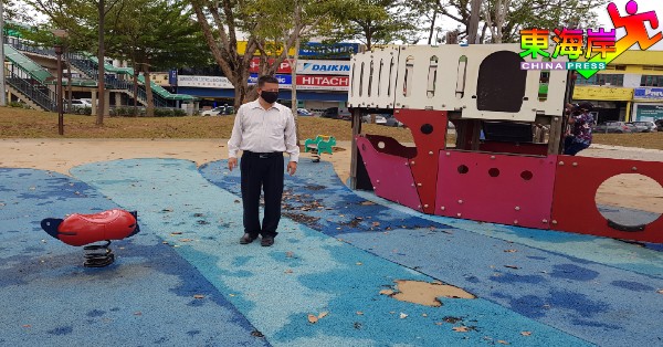 关丹188塔下休闲公园儿童游乐场塑料地毯多处破损，恐威胁儿童安全。