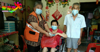 文冬雀友俱乐部  捐贫困夫妻轮椅物资