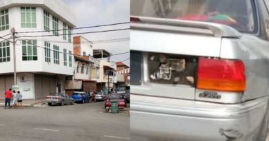 道路狭窄拖格罗里后退   撞及停泊路旁轿车