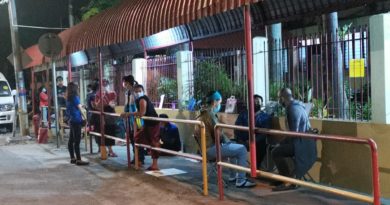 中华小学新生报名日 家长漏夜 排队领学额 （有视频）