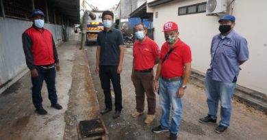 厨余塞沟污水倒灌民宅   市政厅接投诉派员清理