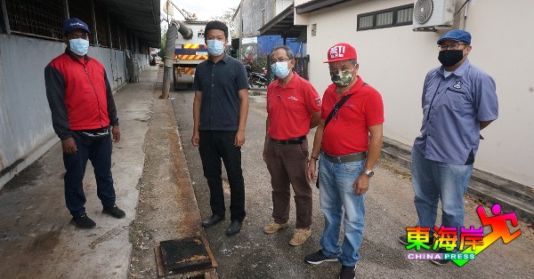 阿南弗拉员工周三早上前来清理沟渠阻塞问题。左2起陈俊广、祖莱迪、邓永成及叶志翔。