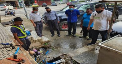 哥打峇鲁区更换水管   商民不配合   拖慢施工