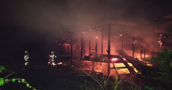 消拯员在现场尝试将控制火势，惟木屋已被烧成灰烬。