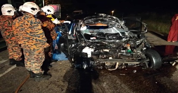 迈薇轿车凌晨时分与拖格罗厘相撞，轿车严重损毁酿人亡惨剧。