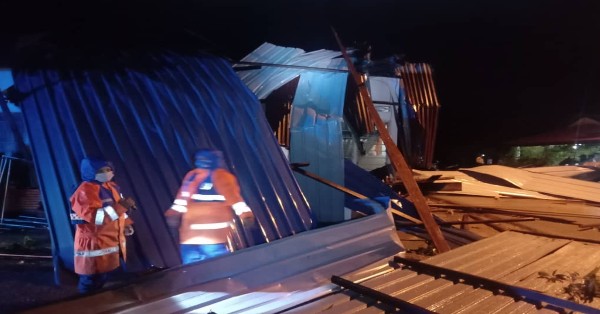 彭州多县周五不约而同豪雨中强风袭击，屋顶被掀开，损坏程度不一。
