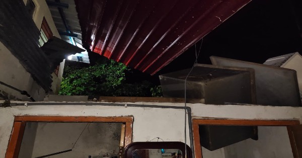 住家屋顶被掀开后，蓄水箱也随次翻倒。