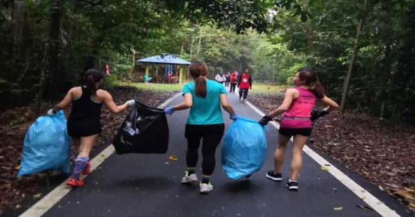 女登山客们合力将一袋袋满满是垃圾的袋子运下山。（取自Shirly Yaw面子书）