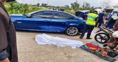 撞房车  卷入车底   少年1死1伤