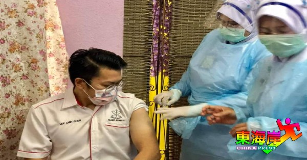 随着时间和经验的累积，疫苗站医护人员已有足够注射的经验；左为李政贤。