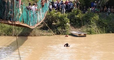 3母女骑摩哆渡河失衡       姐妹花吊桥上掉河   生死未卜