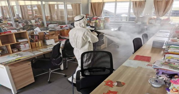 关丹中菁华校早午班教师办公室也全面消毒，以策安全。