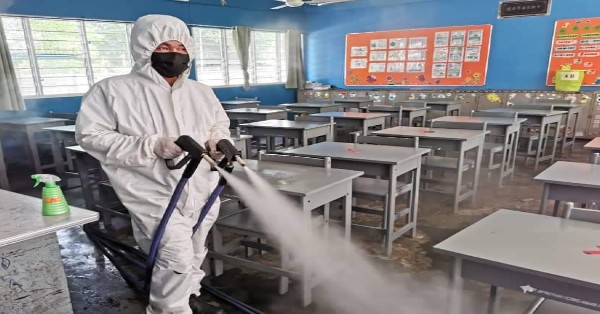 消毒公司第一时派专员为关丹中菁华校展开抗疫消毒工作。