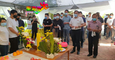 陆兆福率行动党领袖  丧府送别邹德盛