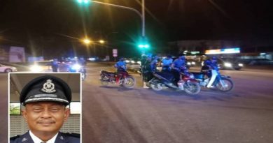 飙摩哆飙到清真寺  8青年落警网 　