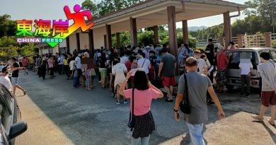病毒入侵校园 学生筛检领手环