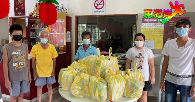 郑联科副部长派发救济品予都赖只登双溪兰吉流弱势村民