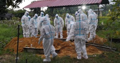 疫情期间扛下揪心工作  救火英雄安葬冠病死者