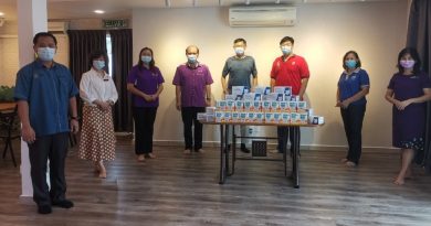 获赠口罩 维他命C 优惠券    丹华校教师会 满满爱