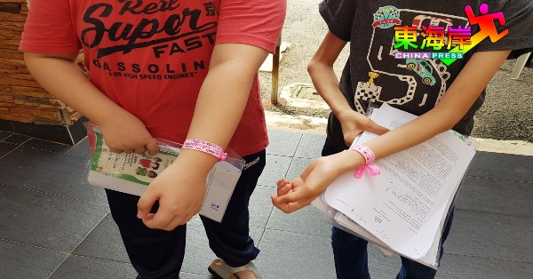 佩戴上粉红色隔离手环的学生，周六（1日）居家隔离10天。