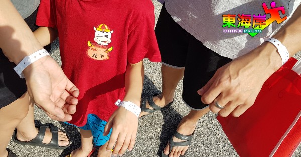 因粉红色隔离手环用尽，幼儿园需隔离孩童、家长被安排戴上白色手环。