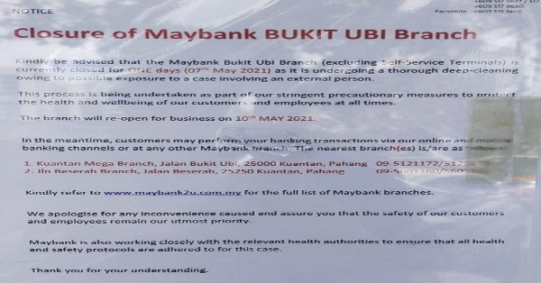 马银行（Maybank）关丹武吉乌美分行张贴通告，宣布7日暂关一天，包括自动提款机区域，进行全面消毒。