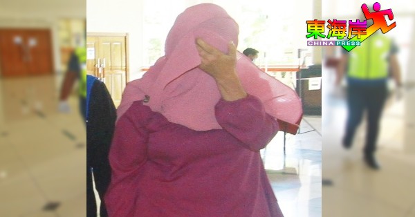 旺罗丝海达雅蒂（右2）被警员押上法庭面控。