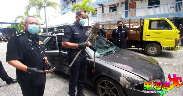 莫哈末诺（左2）展示警方破获的偷窃案中，所取获的工具。